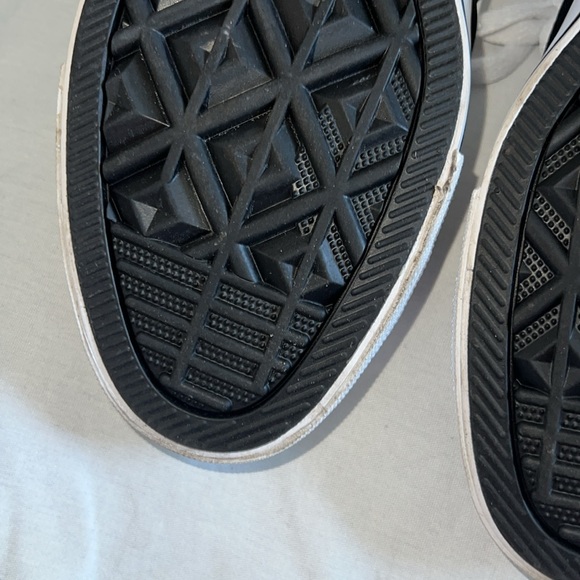 Hello Kitty x Converse - Picture 10 of 16